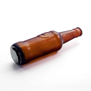 Handmade edible sugar beer bottles in brown and green colours by EdiBottle – luxury cake toppers made in the UK.