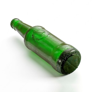 Handmade edible sugar beer bottles in brown and green colours by EdiBottle – luxury cake toppers made in the UK.