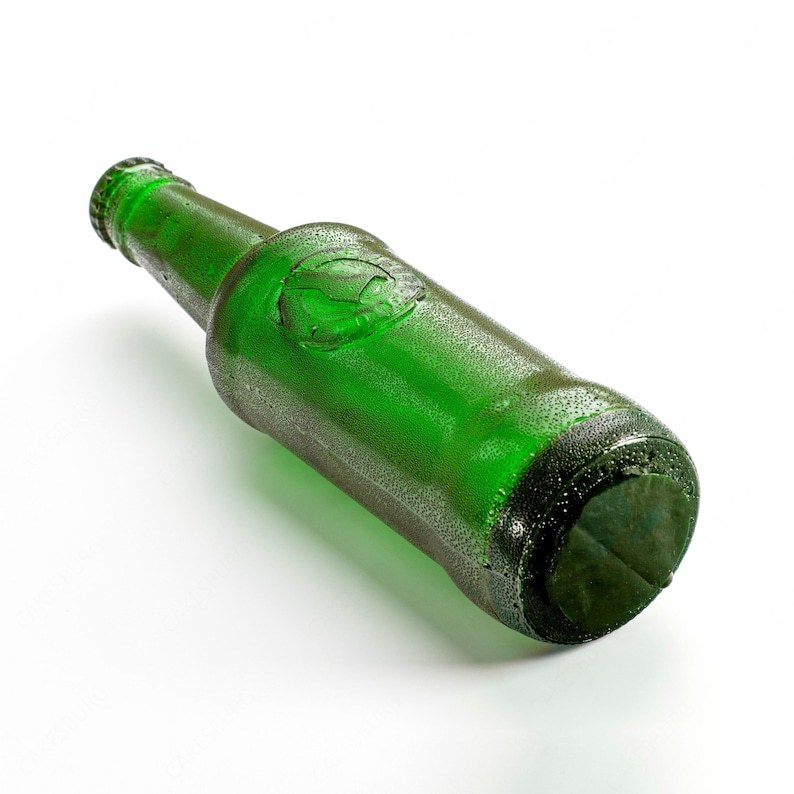 Handmade edible sugar beer bottles in brown and green colours by EdiBottle – luxury cake toppers made in the UK.