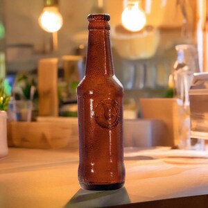 Handmade edible sugar beer bottles in brown and green colours by EdiBottle – luxury cake toppers made in the UK.