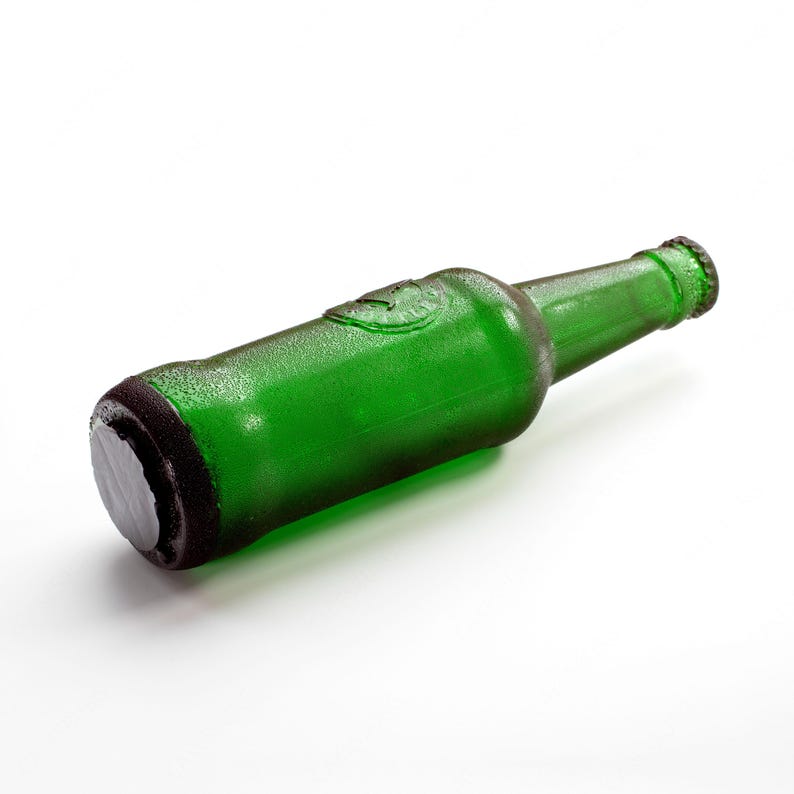 Handmade edible sugar beer bottles in brown and green colours by EdiBottle – luxury cake toppers made in the UK.