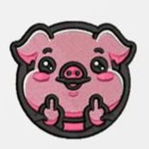 Puede incluir: Parche bordado con un cerdo de dibujos animados con cuerpo rosa, contorno negro y borde negro. El cerdo está haciendo la peineta con ambas manos. El cerdo tiene una expresión sonriente y ojos grandes y redondos.