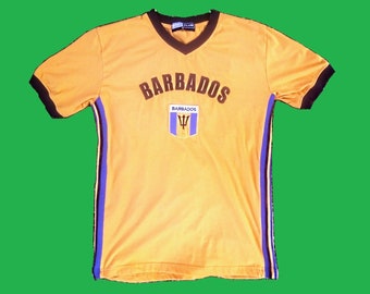 vintage Barbade - Chemise brodée jaune à col en V de football des Caraïbes, de créateur jamaïcain, de football des Caraïbes