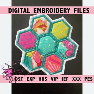 Może przedstawiać: Cyfrowy plik do haftu z wzorem sześciokątnego bloku patchworkowego z różnorodnych kolorowych tkanin. Wzór zawiera jenota, kropki, paski i wzory kwiatowe. Dołączone formaty plików to DST, EXP, HUS, VIP, JEF, XXX i PES.