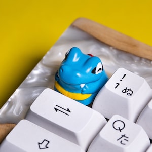 Totodile Poke Keycap, Artisan Poke Keycap, Custom Artisan Poke Keycap para teclado mecánico, ESC Keycap, Regalo de cumpleaños, Regalo de Halloween