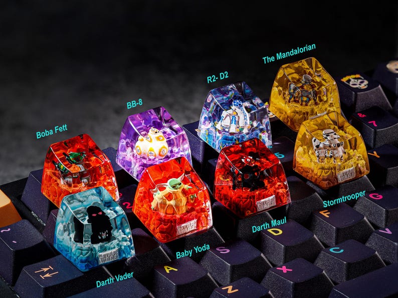 Puede incluir: Un conjunto de diez teclas de teclado con tem&aacute;tica de Star Wars, cada una con un personaje diferente de la franquicia. Las teclas est&aacute;n hechas de resina transparente y presentan detalles intrincados. Los personajes incluyen Boba Fett, BB-8, R2-D2, The Mandalorian, Baby Yoda, Darth Vader, Darth Maul y Stormtrooper.