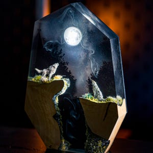 Wolf howling at the moon Night Light, Wildlife Night Lights, Epoxy Wood Lamp, Epoxy Resin Table Light, Resin Night Light, Halloween Gift