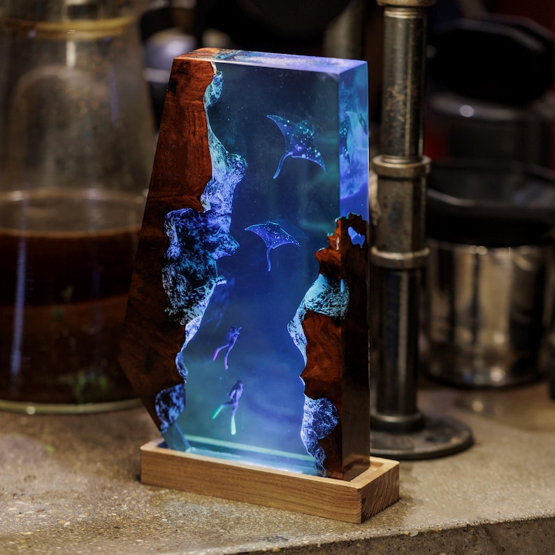 Lámpara de resina epoxi con forma de raya, lámpara de resina para buceadores, lámpara de madera con mantarrayas y pareja de buceadores, lámpara de resina epoxi oceánica, regalo de cumpleaños y Navidad.