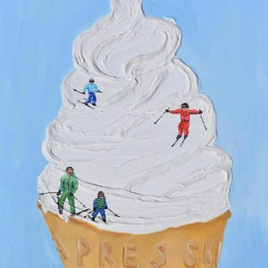 Könnte beinhalten: Acrylbild einer Softeis-Eistüte mit Skifahrern auf der weißen Spirale. Der Kegel ist hellbraun mit den Worten "APRES SKI". Der Hintergrund ist hellblau.