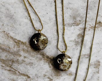 Collar con inicial de posos de café