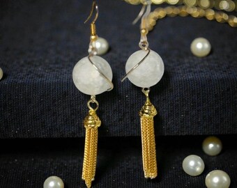 Pendientes de borlas doradas con cuentas de cuarzo craquelado