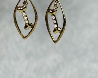 Pendientes de hueso de perro dorado