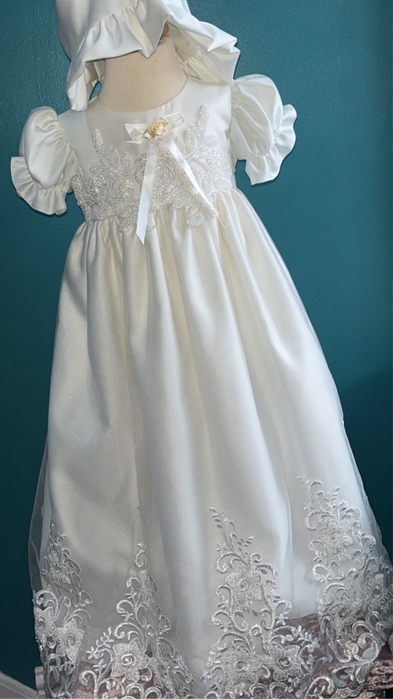 Robe de baptême/baptême bébé fille en dentelle brodée, robe