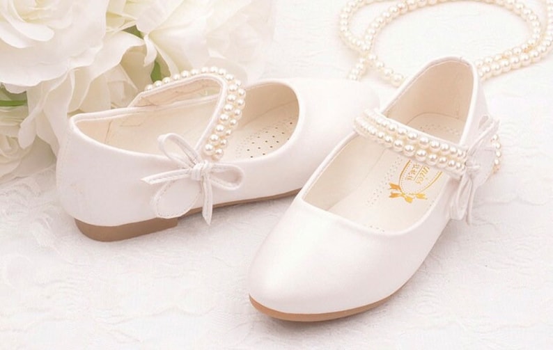 Mädchen weiße flache Blumenmädchen Schuhe Hochzeitstag Braut Blumenmädchen zu sein Bild 2