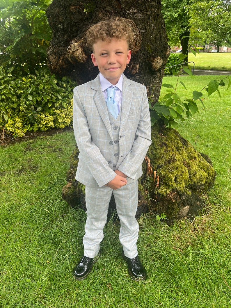 Traje de 5 piezas gris con cuadros azules para niño, ideal para pajes o fiestas de graduación. imagen 1