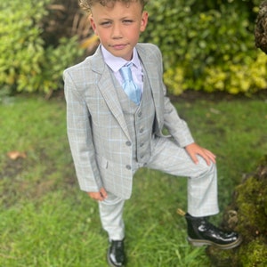 Traje de 5 piezas gris con cuadros azules para niño, ideal para pajes o fiestas de graduación. imagen 4