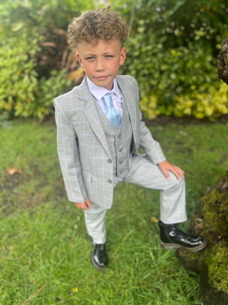 Traje de 5 piezas gris con cuadros azules para niño, ideal para pajes o fiestas de graduación. imagen 4