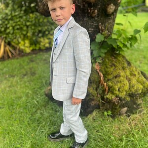 Traje de 5 piezas gris con cuadros azules para niño, ideal para pajes o fiestas de graduación. imagen 2