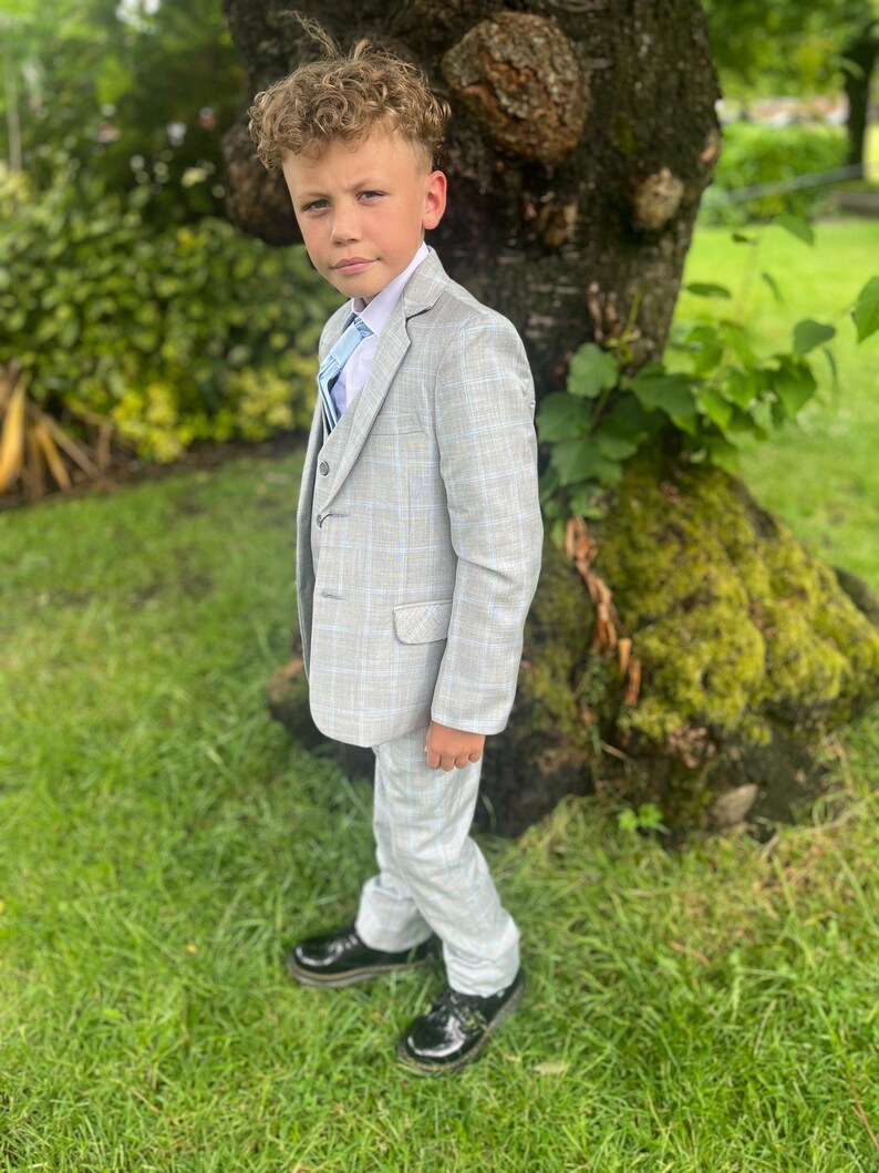 Traje de 5 piezas gris con cuadros azules para niño, ideal para pajes o fiestas de graduación. imagen 2