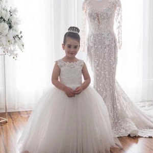 Flower girl holy communion ivory lace dresses with a flowing train to the back princess dress beautiful lace to the front image 2