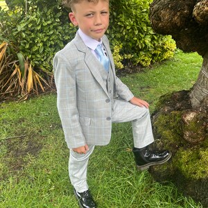 Traje de 5 piezas gris con cuadros azules para niño, ideal para pajes o fiestas de graduación. imagen 3