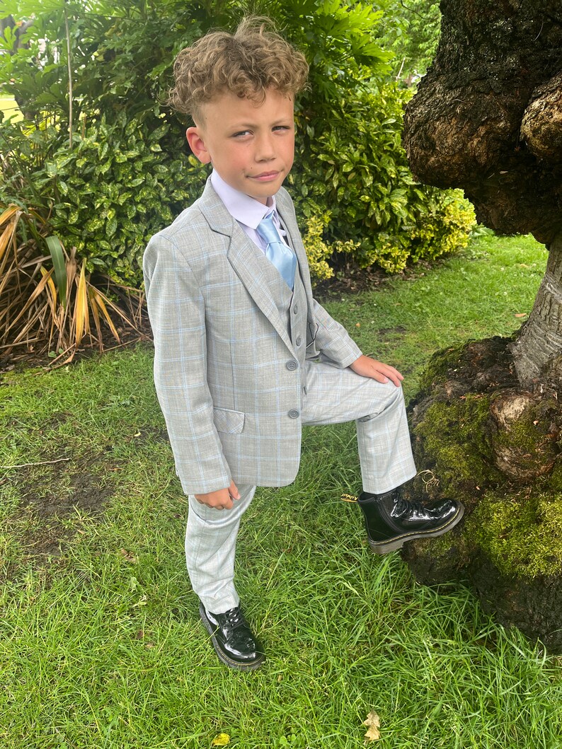 Traje de 5 piezas gris con cuadros azules para niño, ideal para pajes o fiestas de graduación. imagen 3