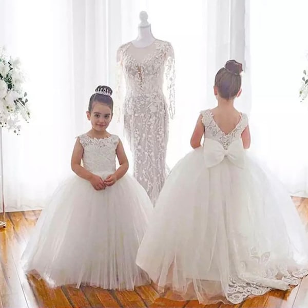 Flower girl holy communion ivory lace dresses with a flowing train to the back princess dress beautiful lace to the front