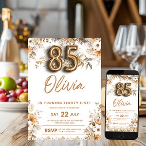 Puede incluir: Una invitación de cumpleaños número 85 con temática floral con números de lámina dorada y el nombre Olivia. La invitación incluye la fecha, la hora y la ubicación del evento. También se incluye información de RSVP.