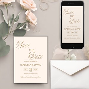 Op de afbeelding: Een save-the-date kaart met een crèmekleurige achtergrond en gouden letters. De kaart luidt "Save the Date" voor de bruiloft van Isabella & David op zaterdag 29 juni 2025 in Brooklyn, New York. De kaart bevat ook de tekst "Formele uitnodiging volgt."