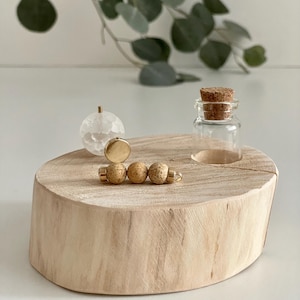 Expositor de cartas de afirmación con cristal de cuarzo, mini altar de la naturaleza, soporte para cartas del tarot, soporte para cartas, fabricado con un fresno caído de 100 años de antigüedad