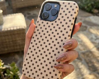 Diseño clásico de funda para teléfono con lunares color moca.