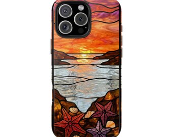 Paisaje marino al atardecer con estrellas de mar y conchas en vidrieras.