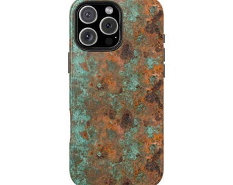 Funda metálica texturizada para teléfono con pátina verdosa y óxido