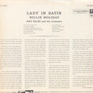 Op de afbeelding: Een zwart-witte platenhoes met een foto van Billie Holiday in een satijnen jurk. De titel van het album is "Lady in Satin" en bevat de tekst "Ray Ellis en zijn orkest".
