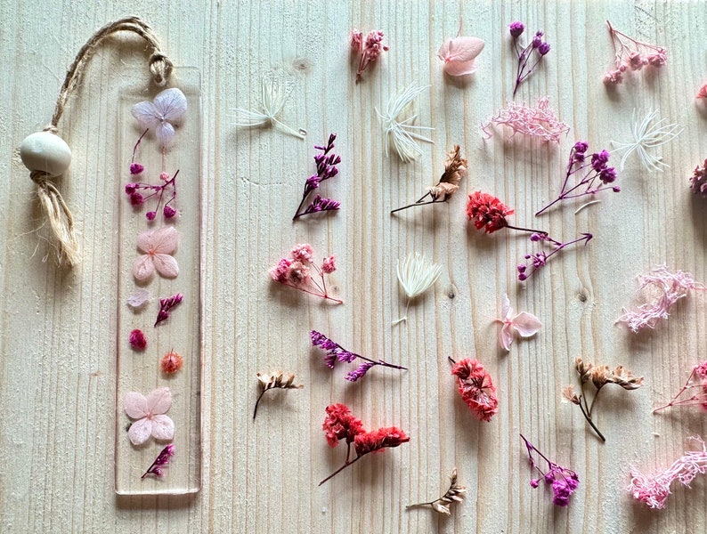 Lesezeichen aus Resin getrocknete Blumen Geschenkideen Epoxidharz Lesezeichen Selbstgemacht Muttertag Bild 4