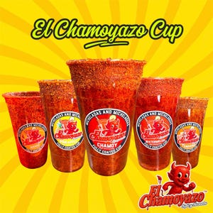 Può includere: Cinque bicchieri di plastica trasparente riempiti con una bevanda rossa e ricoperti da una spezia rossastra-marrone. Ogni bicchiere ha un'etichetta diversa con un diavolo dei cartoni animati e le parole "El Chamoyazo Cup". Lo sfondo è giallo.