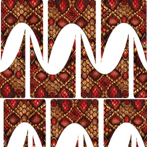 Peut inclure: Dix enveloppes d'ongles en peau de serpent rouge et or avec un motif ondulé blanc. SARAHSSPARKLESNAILS.COM