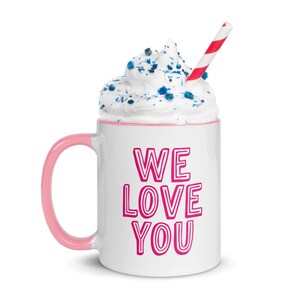 Caneca We Love You com cor dentro