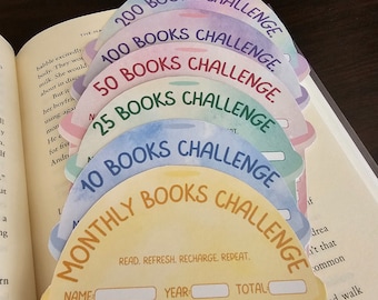 以下が含まれることがあります： 「200 Books Challenge」「100 Books Challenge」「50 Books Challenge」「25 Books Challenge」「10 Books Challenge」「Monthly Books Challenge」と書かれた、虹色のカラフルなステッカーのセット。ステッカーは読書トラッカーとして使用するために設計されています。