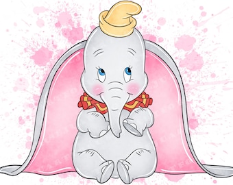 Puede incluir: Una ilustración de acuarela de un elefante bebé, Dumbo, con una manta rosa y un sombrero amarillo. El elefante tiene grandes ojos azules y una bufanda roja y amarilla. El fondo es una acuarela rosa.