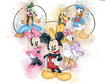 Puede incluir: Ilustración de acuarela de Mickey Mouse y sus amigos, incluyendo a Minnie Mouse, Goofy, Pluto y Donald Duck. Los personajes están dispuestos en un círculo, con Mickey Mouse en el centro. El fondo es una suave acuarela de color rosa, amarillo y azul.