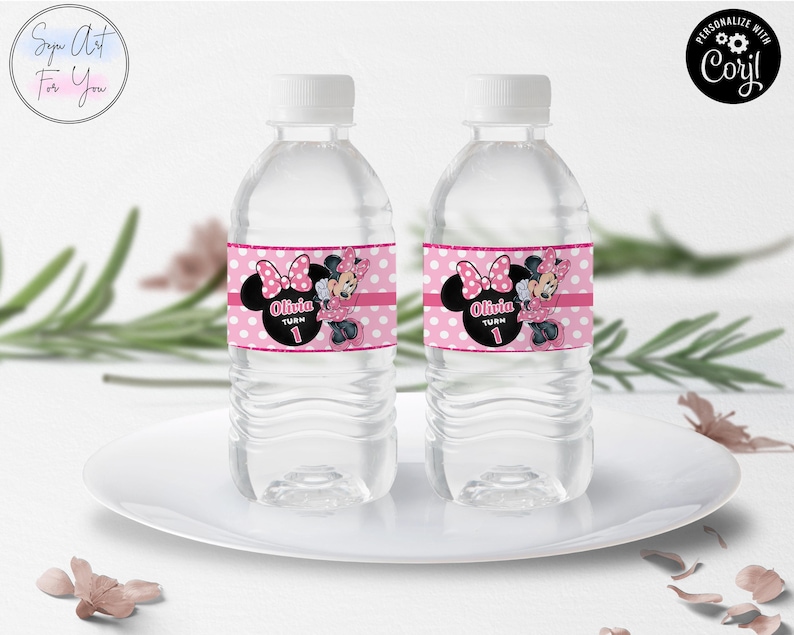 K&ouml;nnte beinhalten: Zwei transparente Wasserflaschen mit wei&szlig;en Verschl&uuml;ssen, jeweils mit einem rosa Etikett mit einem Minnie-Mouse-Design versehen. Die Etiketten zeigen einen schwarzen Minnie-Mouse-Kopf mit einer rosa Schleife, den Namen "Olivia" und die Zahl "1".