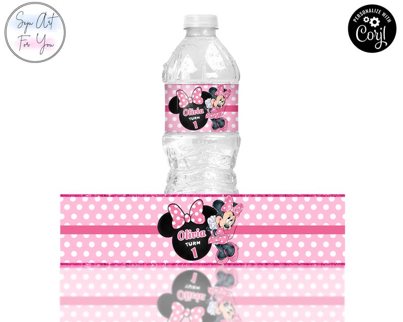 K&ouml;nnte beinhalten: Eine transparente Plastikwasserflasche mit einem rosa-wei&szlig; gepunkteten Etikett mit einem Minnie Mouse-Design. Das Etikett enth&auml;lt den Namen "Olivia" und die Zahl "1". Das Design wird auf einem separaten Etikett wiederholt.