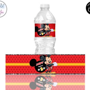 Puede incluir: Una botella de agua con una etiqueta personalizada con Mickey Mouse. La etiqueta es roja con lunares negros y una franja amarilla. El texto "ANDY TURNS 3" se muestra con un gr&aacute;fico de Mickey Mouse. La botella es transparente.