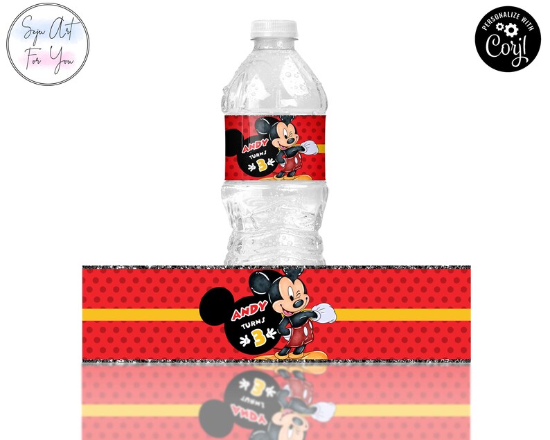 Puede incluir: Una botella de agua con una etiqueta personalizada con Mickey Mouse. La etiqueta es roja con lunares negros y una franja amarilla. El texto "ANDY TURNS 3" se muestra con un gr&aacute;fico de Mickey Mouse. La botella es transparente.