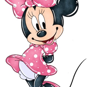 Peut inclure: Une illustration de dessin anim&eacute; de Minnie Mouse portant une robe rose &agrave; pois blancs et un n&oelig;ud rose &agrave; pois blancs. Elle sourit et a la main sur le menton. Elle porte des chaussures roses avec des n&oelig;uds blancs.