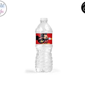 Puede incluir: Una botella de agua de pl&aacute;stico transparente con una etiqueta roja con Mickey Mouse. La etiqueta dice "Andy Turns 1" con un gr&aacute;fico de estrella. La botella tiene una tapa blanca y est&aacute; llena de l&iacute;quido transparente.