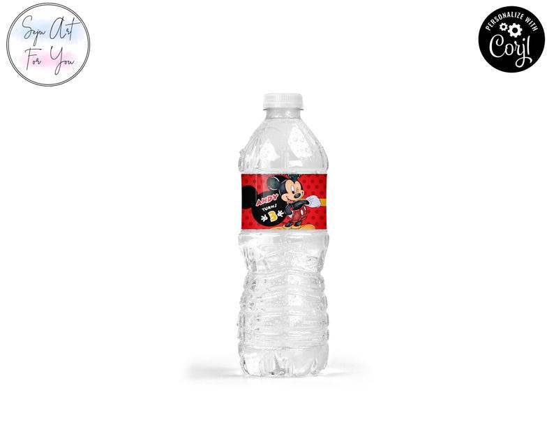 Puede incluir: Una botella de agua de pl&aacute;stico transparente con una etiqueta roja con Mickey Mouse. La etiqueta dice "Andy Turns 1" con un gr&aacute;fico de estrella. La botella tiene una tapa blanca y est&aacute; llena de l&iacute;quido transparente.