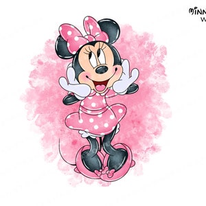 Op de afbeelding: Waterverfillustratie van Minnie Mouse in een roze jurk met stippen en een strik. De afbeelding bevat de tekst "Minnie Mouse Watercolor Clipart 8 PNG". De achtergrond is een roze aquarel wassing.
