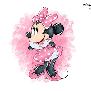 Op de afbeelding: Waterverfillustratie van Minnie Mouse in een roze jurk met stippen en een strik. De afbeelding bevat de tekst "Minnie Mouse Watercolor Clipart 8 PNG" en een roze aquarel achtergrond. Het personage lacht en poseert speels.